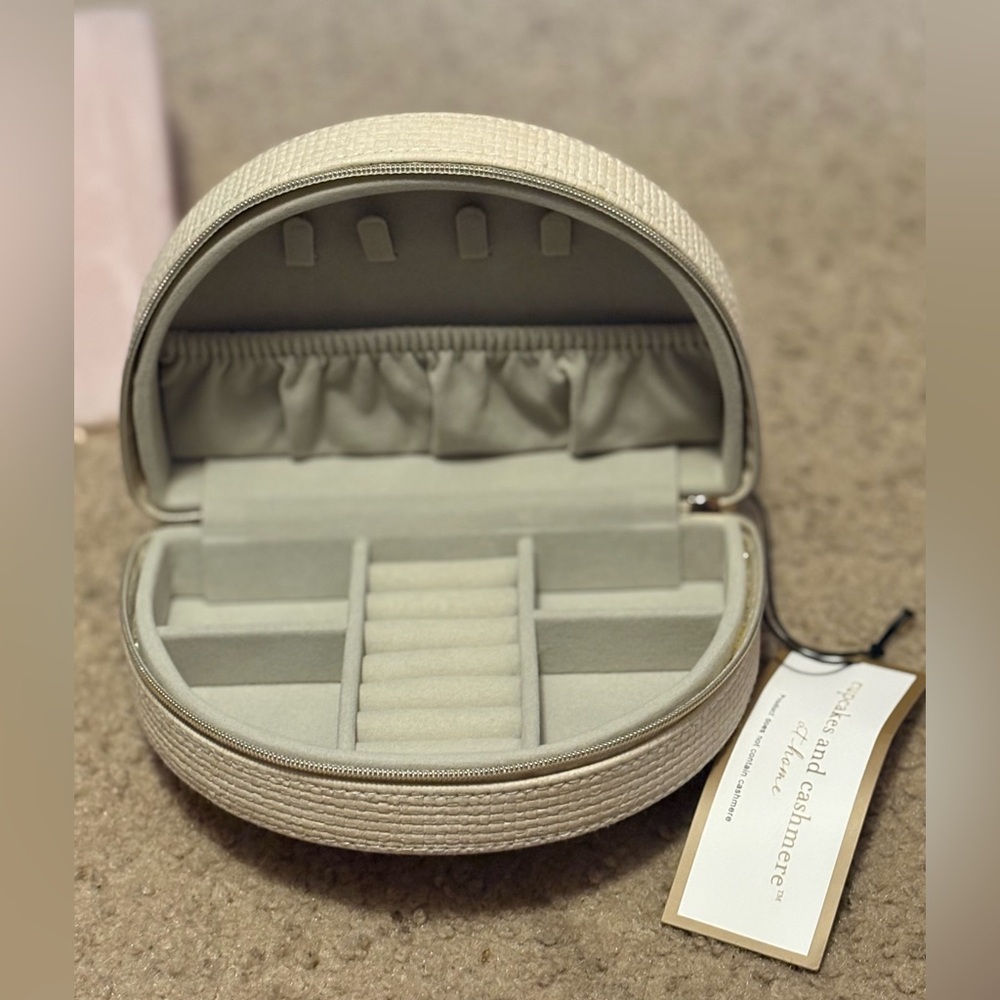 NWT Cupcakes and Cashmere cream colored traveling jewelry holder